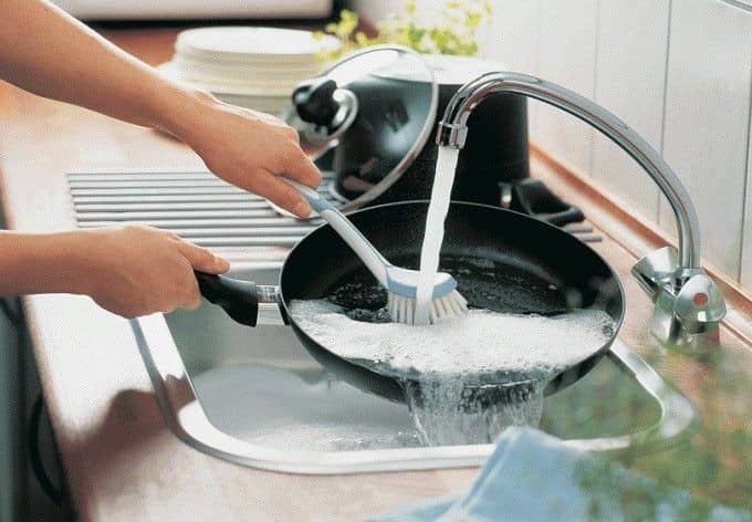 Як очистити тефлонову сковороду: засоби, методи та поради