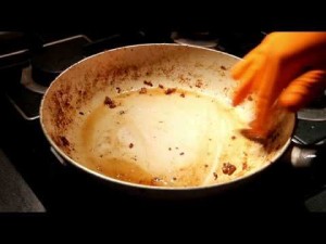 Як очистити чавунну сковороду: методи, засоби (відео)