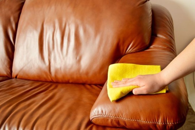 Як почистити шкіряний диван: види плям, засоби (фото, відео)