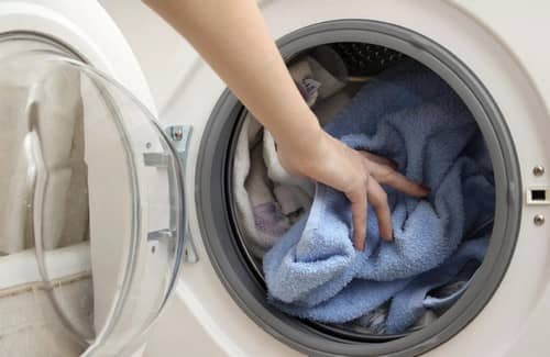 Чому пральна машина не віджимає воду з білизни