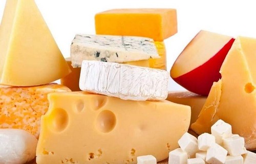Скільки зберігається сир в холодильнику і при кімнатній температурі