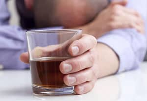 Отруєння алкоголем: що робити в домашніх умовах, перша допомога, симптоми, ознаки, дії при алкогольній інтоксикації