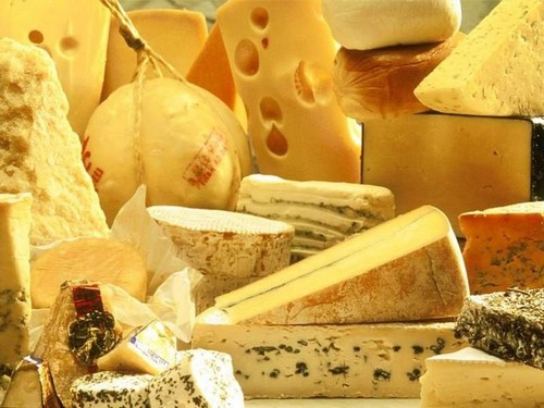 Скільки зберігається сир в холодильнику і при кімнатній температурі