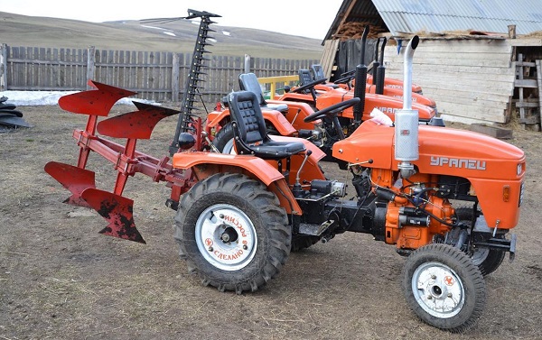 Трактори Уралець 180, 220 — технічні характеристики