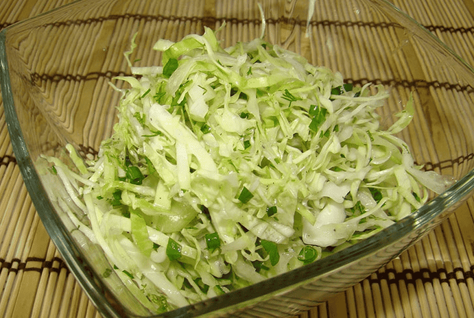 Салат з молодої капусти з огірком