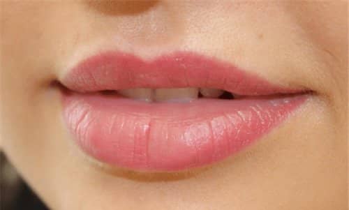 Особливості акварельного татуажу губ