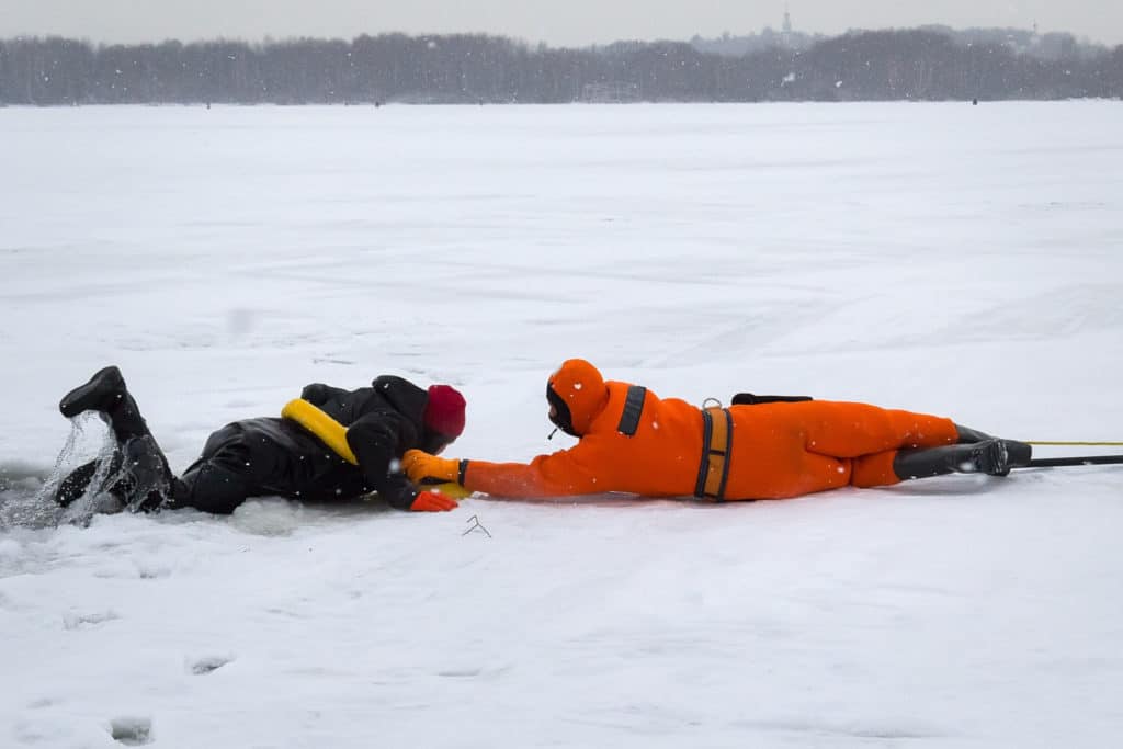 Спасение человека провалившегося под лед. Человек провалился под лед. Спасение на воде зимой. Спасение зимой на водоёме.