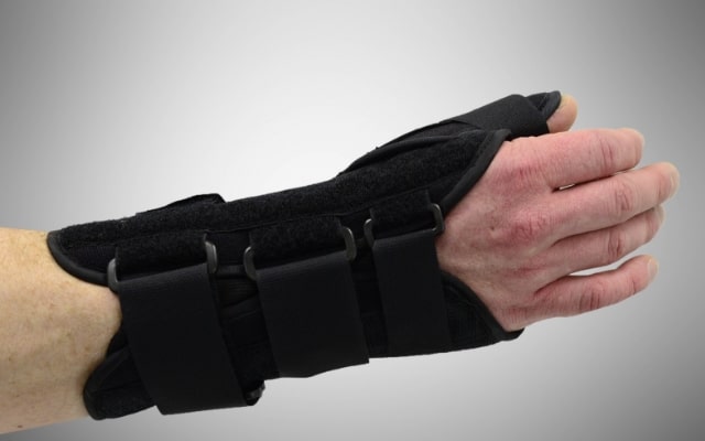 Надання першої допомоги при переломі руки: симптоми і види переломів