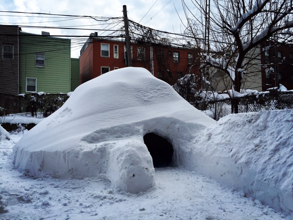 Иглу нн. Домик из снега. Снежный домик из снега. Дом из сугроба. Иглу дом из снега.