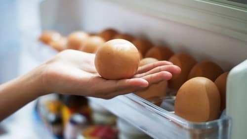 Скільки зберігаються сирі і варені яйця в холодильнику і при кімнатній температурі?