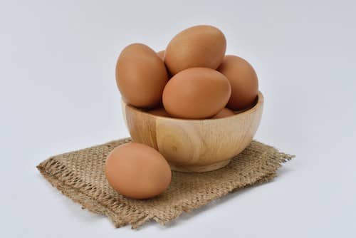 Скільки зберігаються сирі і варені яйця в холодильнику і при кімнатній температурі?