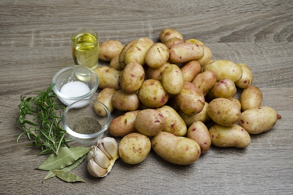 Користь і шкода молодої картоплі, як проростити і коли садити