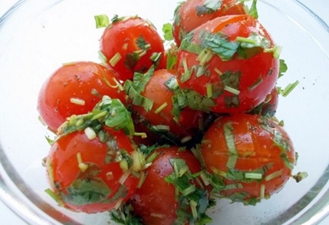Рецепт малосольних помідорів черрі з часником швидкого приготування