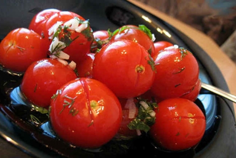Рецепт малосольних помідорів черрі з часником швидкого приготування