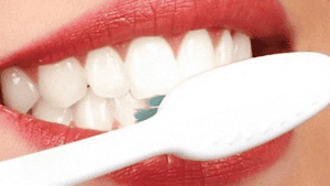 Як відбілити зуби содою в домашніх умовах без шкоди для емалі