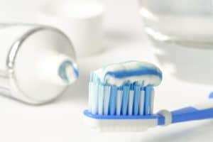 Як відбілити зуби содою в домашніх умовах без шкоди для емалі