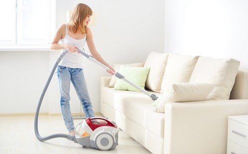Як почистити мякі меблі від бруду і пилу в домашніх умовах