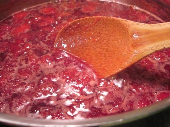 Як приготувати варення з полуниці густим і зберегти ягоди цілими — прості покрокові рецепти
