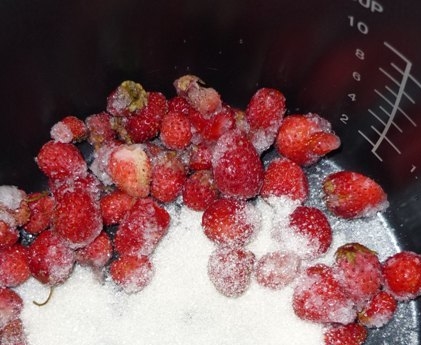 Як приготувати варення з полуниці густим і зберегти ягоди цілими — прості покрокові рецепти