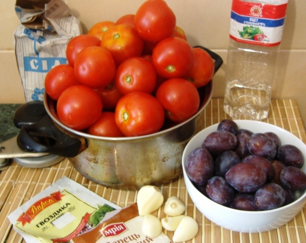 Мариновані помідори з сливами — смачно і просто