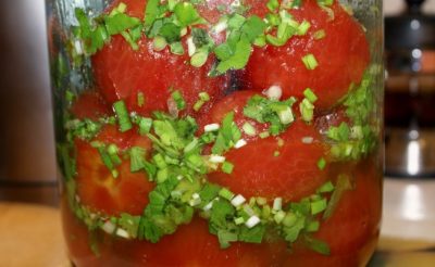 Мариновані помідори з сливами — смачно і просто