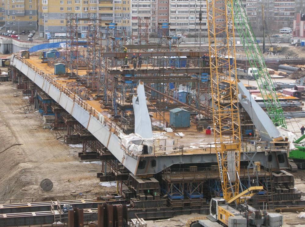 Монтаж металевого аркового прогонової будови в руслі річки