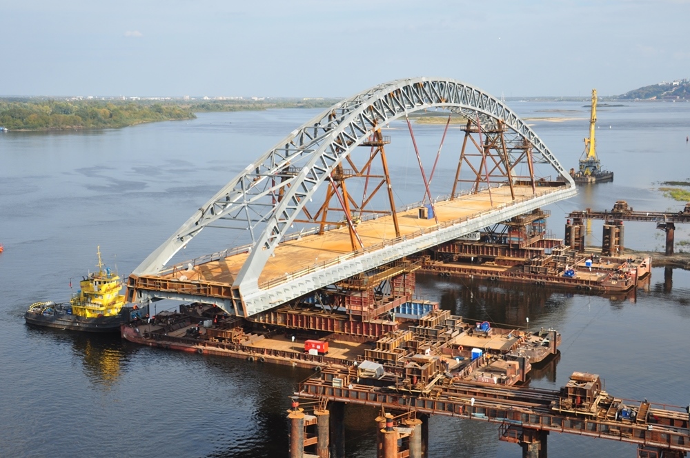Монтаж металевого аркового прогонової будови в руслі річки