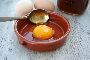 Маска для волосся з коньяком, яйцем і медом: рецепт