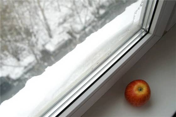 Утеплення пластикових вікон своїми руками – клеїмо самоклеючий утеплювач для віконних рам