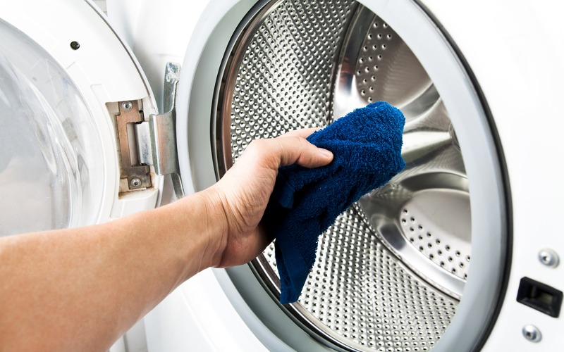 4 причини, чому пральна машина рве білизна при пранні. Усунення неполадок