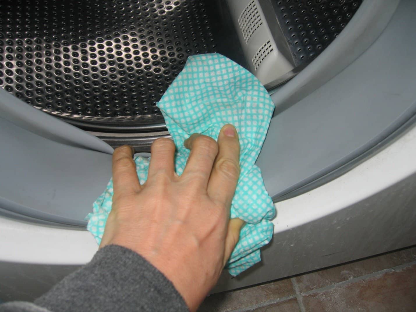 Як почистити пральну машину від цвілі? 3 перевірених засоби для чищення