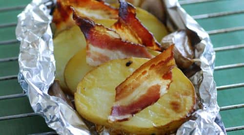 Картопля у фользі (на вугіллі, мангалі): рецепти, як запекти з беконом