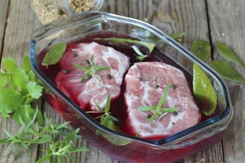 Як маринувати шашлик з свинини: способи смачно замаринувати мясо, рецепти, скільки замочувати