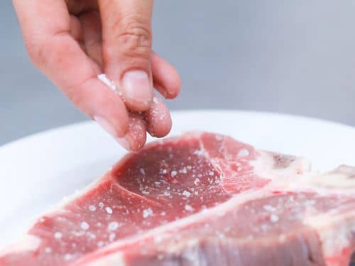 Скільки потрібно солі на 1 кг шашлику, коли слід солити мясо