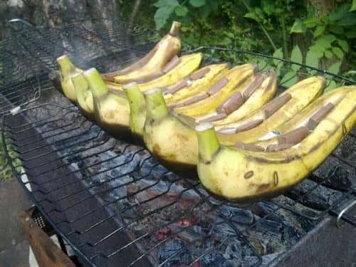 Банани на грилі з шоколадом, горіхами та іншими інгредієнтами