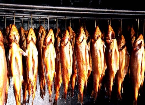 Як зберігати копчену рибу: скільки зберігається риба гарячого і холодного копчення