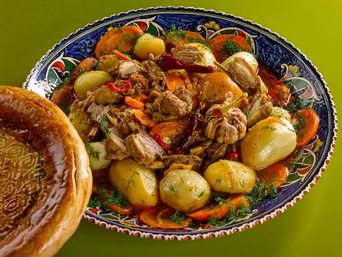 Баранина з овочами в казані (тушкована шарами), страви на вогнищі з картоплею