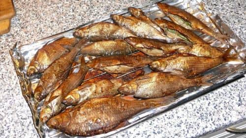 Як коптити карася: рецепти копченої риби в коптильні, як солити