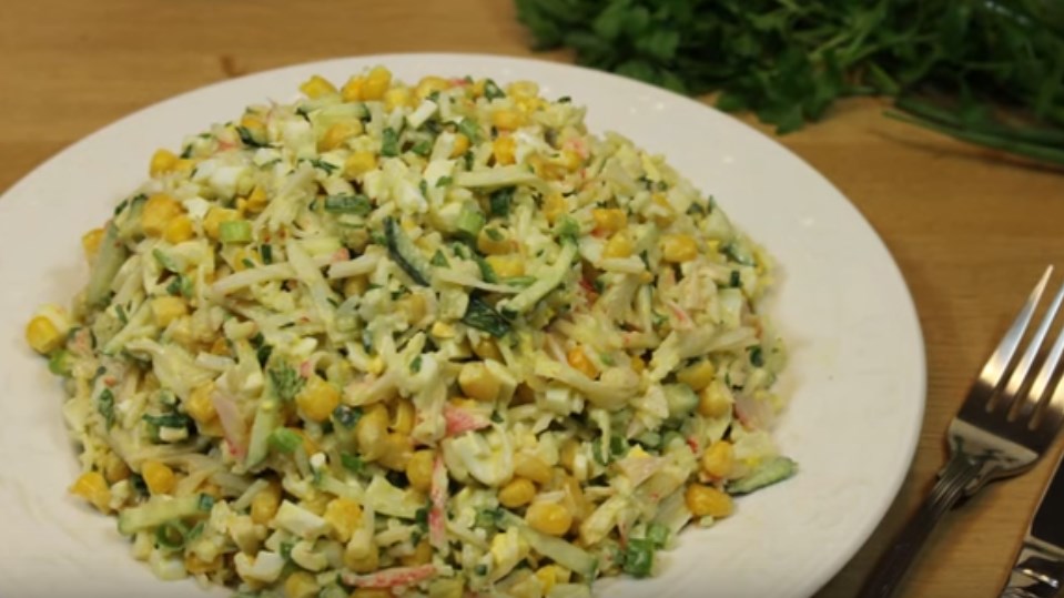 Салат з крабових паличок і кукурудзою за класичним рецептом. Дуже смачні рецепти крабового салату