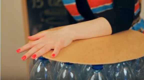 В передпокій пуф: як покроково зробити своїми руками з пластикових пляшок