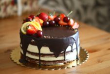 Торт з патьоками – 6 рецептів як зробити шоколадні патьоки на торті