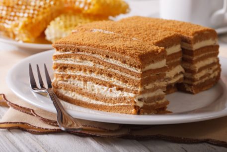 Класичний рецепт медового торта і 13 варіацій