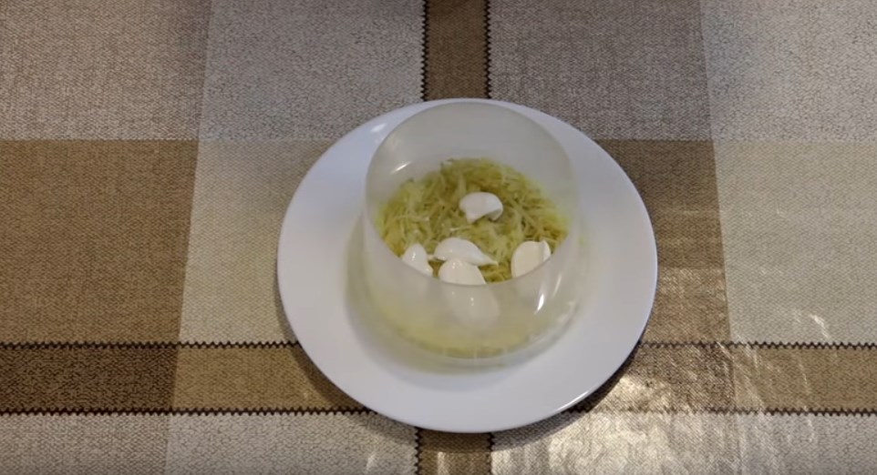 Класичний рецепт салату мімоза з консервою. Розглянемо 4 варіанти приготування смачних
