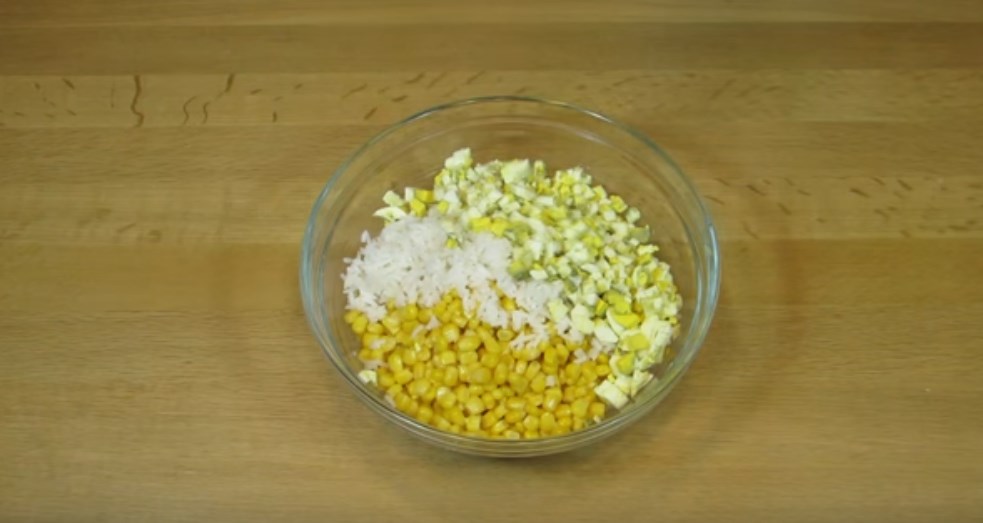 Салат з крабових паличок і кукурудзою за класичним рецептом. Дуже смачні рецепти крабового салату