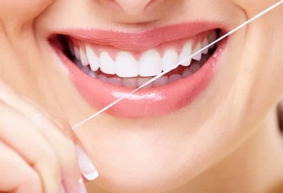 Зубна нитка воском або невощеная: що таке, відрізняються чи ні, в чому відмінності, що означає різниця і яка краще