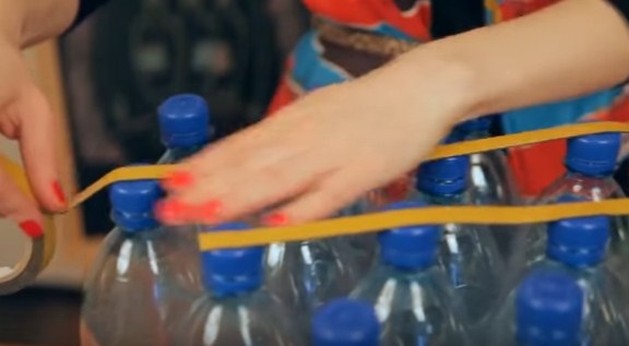 В передпокій пуф: як покроково зробити своїми руками з пластикових пляшок