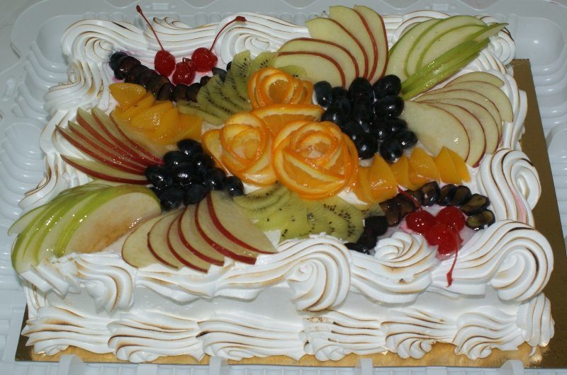 Як прикрасити торт фруктами – 9 рецептів