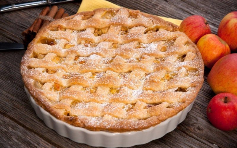 Яблучний пиріг із пісочного тіста – 9 рецептів випікання
