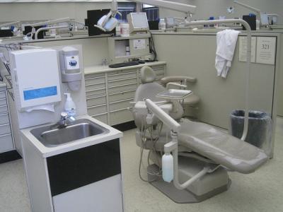 Імплантація зубів, стоматологічна клініка чи поліклініка: як краще робити дентальное впровадження імпланта, вибрати, де ставити