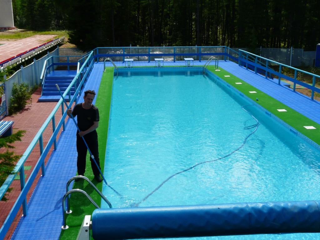 Догляд за басейном – чим і як чистити басейн